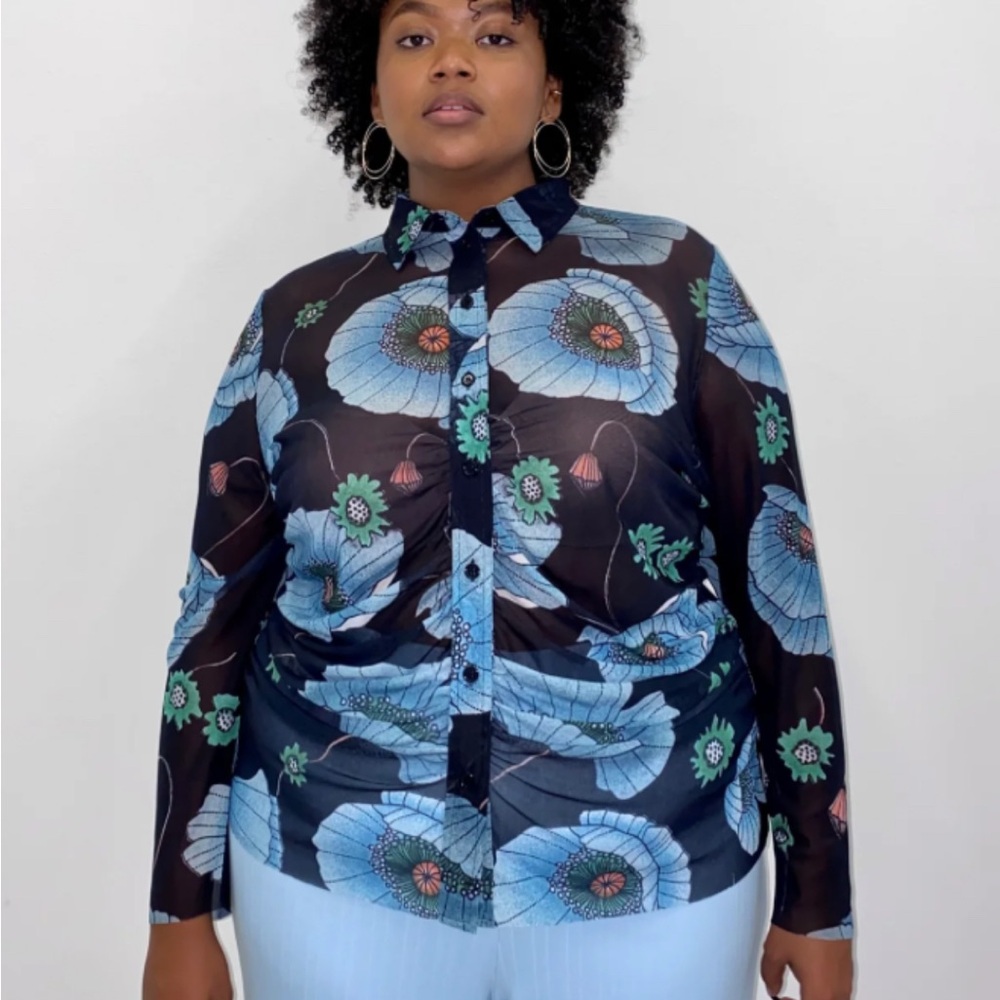 Wray Val buttoned top, new with tags